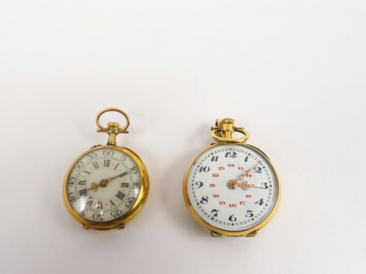 Deux montres de col en or jaune. Poids tel. 24 g