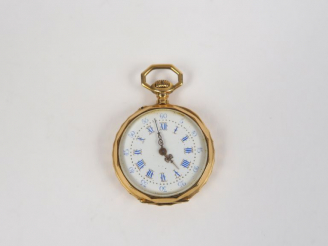 Vente aux enchères Montre de col en or jaune, fond monogrammé.  Cadran émaillé. Poids tel