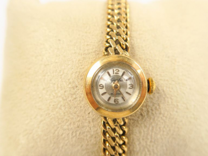 Montre de dame bracelet souple et boitier en or jaune. Cadran signé Ge