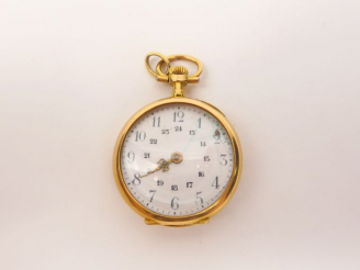 Vente aux enchères Montre de col en or jaune et roses. Poids. 16 g (accident au cadran, v