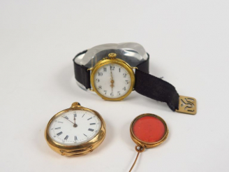 Vente aux enchères Montre de col en or jaune, fond à décor de monogramme, cadran émaillé.