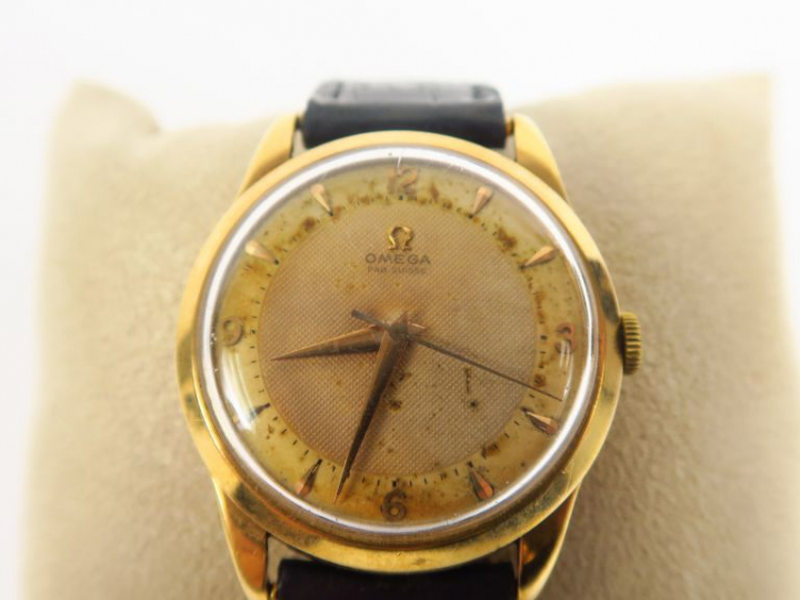OMEGA.  Montre d'homme, boitier or, bracelet cuir.