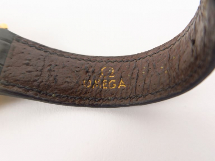 OMEGA.  Montre d'homme, boitier or, bracelet cuir.