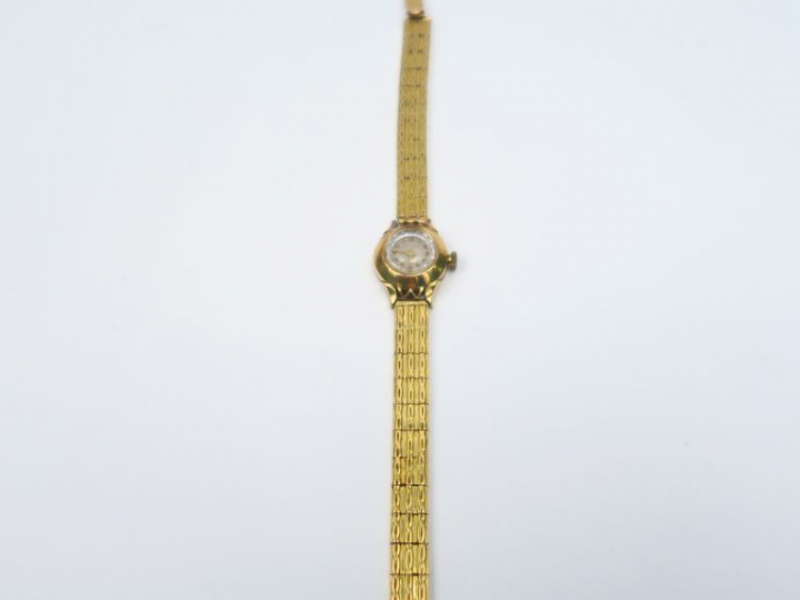 Montre de dame, boitier et bracelet or. Poids tel. 35,07 g