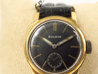 Vente aux enchères BULOVA.  Montre, boitier en métal doré.  Diam. 30 mm