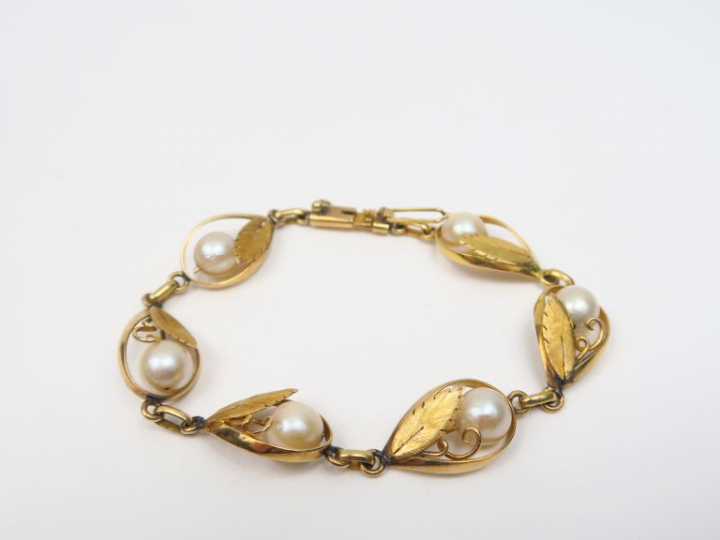 Bracelet de style Art Nouveau en or jaune et perles. Poids tel. 11,60 