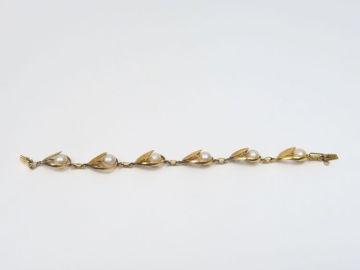 Bracelet de style Art Nouveau en or jaune et perles. Poids tel. 11,60 