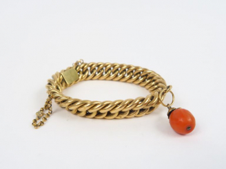 Vente aux enchères Bracelet souple en or jaune, maille américaine, orné d'une perle de co