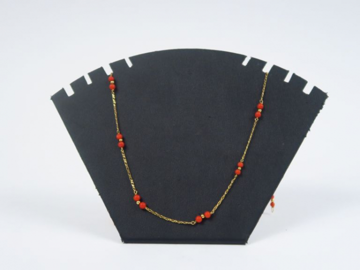 Chaine en or agrémentée de perles de corail. Poids tel. 4,59 g