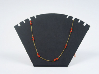 Vente aux enchères Chaine en or agrémentée de perles de corail. Poids tel. 4,59 g