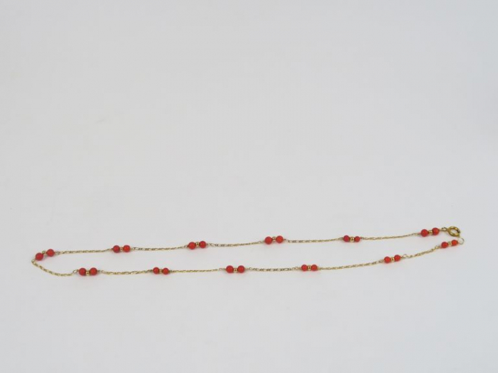 Chaine en or agrémentée de perles de corail. Poids tel. 4,59 g