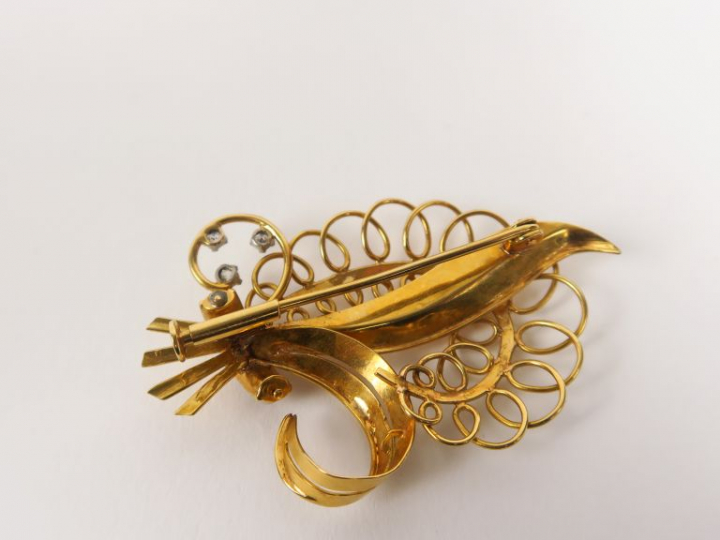 Broche en or jaune en forme de fleur ornée de cinq perles et de trois 