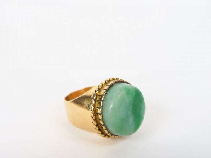 Chevalière en or et jade. Poids tel. 22,50 g