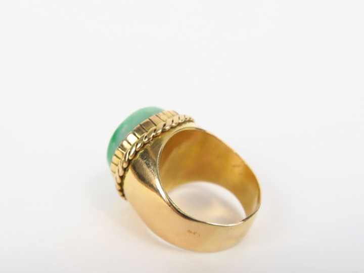 Chevalière en or et jade. Poids tel. 22,50 g