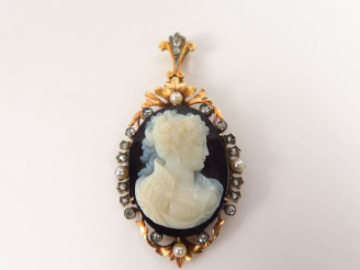 Vente aux enchères Camée Napoléon III en pierre dure figurant un profil de jeune fille.  