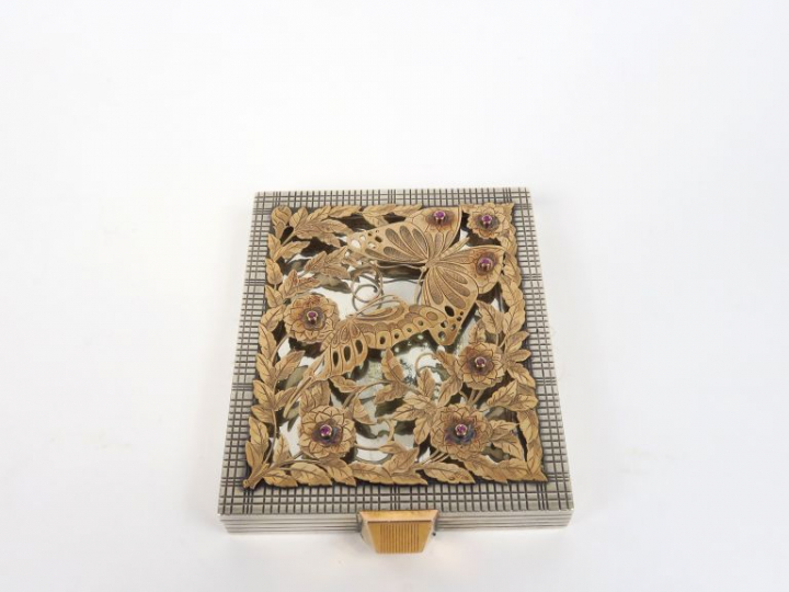 BOUCHERON.  Poudrier en argent et or rehaussé de sept rubis, à décor a