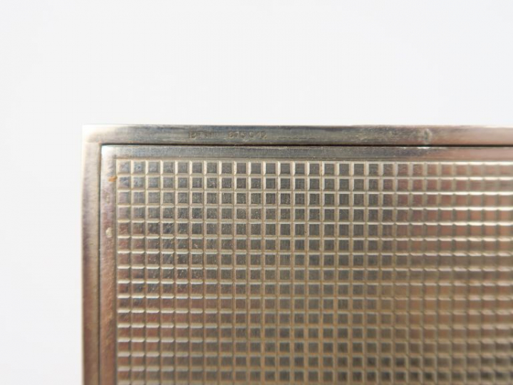 BOUCHERON.  Poudrier en argent et or rehaussé de sept rubis, à décor a