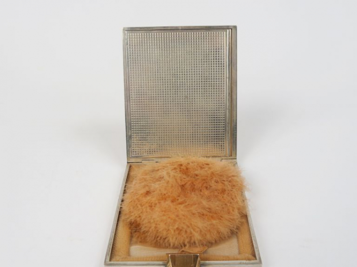 BOUCHERON.  Poudrier en argent et or rehaussé de sept rubis, à décor a