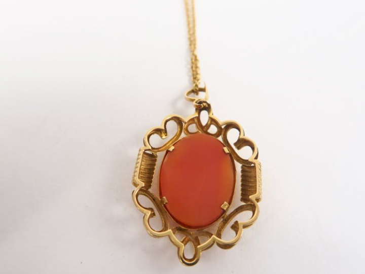 Camée figurant un profil de jeune femme. Monture et chaine en or jaune