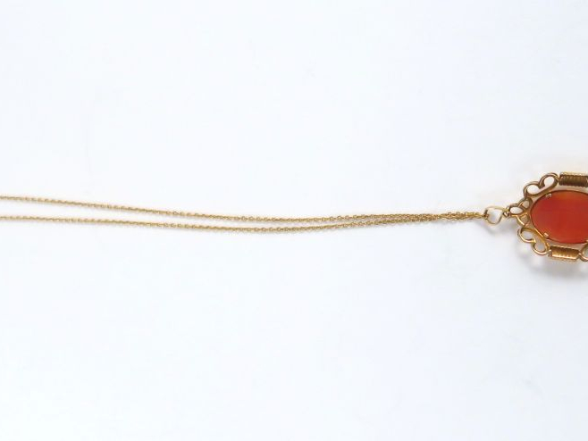 Camée figurant un profil de jeune femme. Monture et chaine en or jaune