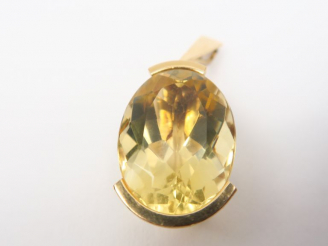 Vente aux enchères Pendentif en or et topaze facetée. Poids. 11,30 g