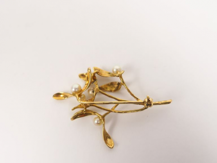 Broche de style Art Nouveau en or et perles en forme de branche de gui