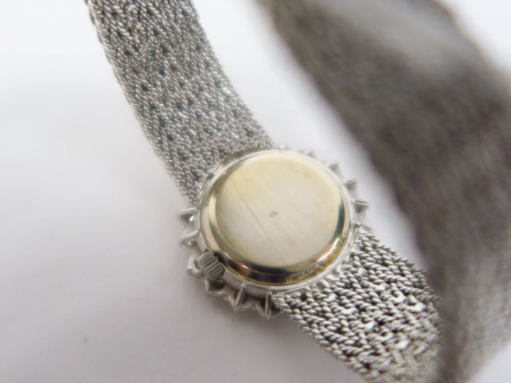 OMEGA. Montre de dame en or blanc et diamants. Poids tel. 55 g