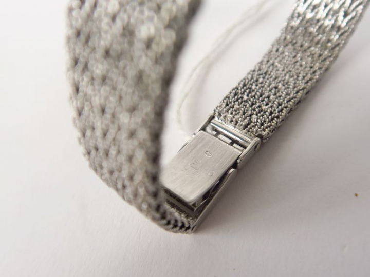 OMEGA. Montre de dame en or blanc et diamants. Poids tel. 55 g