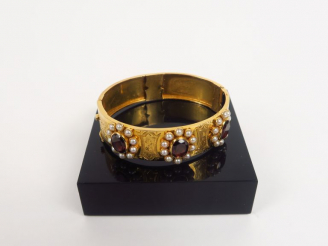 Vente aux enchères Bracelet 1900 en or jaune gravé, orné de trois grenats facetés entouré