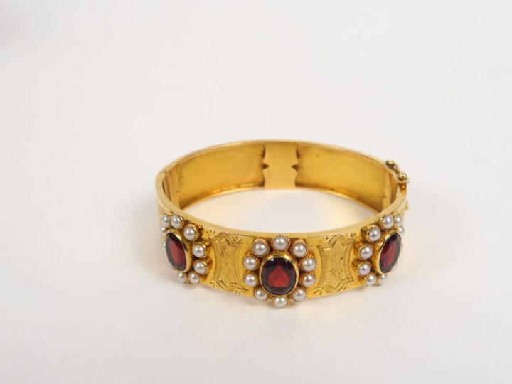 Bracelet 1900 en or jaune gravé, orné de trois grenats facetés entouré