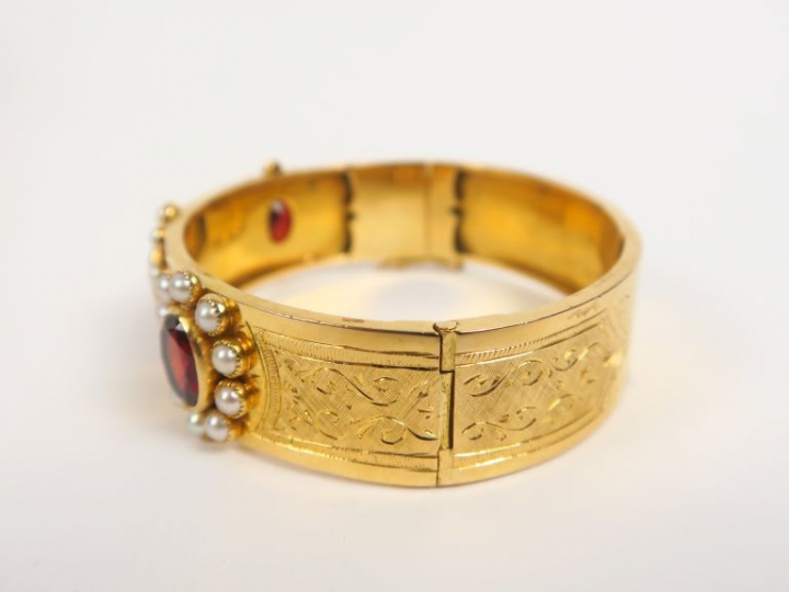 Bracelet 1900 en or jaune gravé, orné de trois grenats facetés entouré