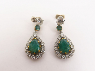 Vente aux enchères Paire de perces oreilles en or blanc, émeraude et diamants en forme de