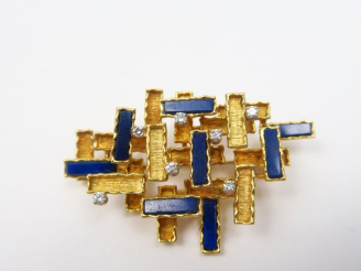 Vente aux enchères Broche moderniste à décor de motifs géométriques en or, lapis lazuli e