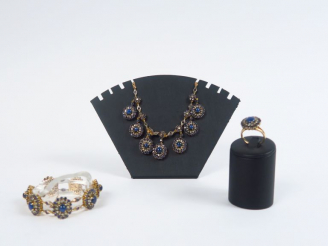 Vente aux enchères Parure en or jaune, saphirs et diamants comprenant :  - un collier Poi