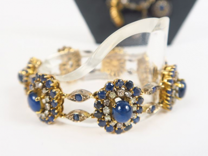 Parure en or jaune, saphirs et diamants comprenant :  - un collier Poi