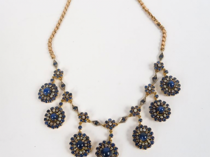 Parure en or jaune, saphirs et diamants comprenant :  - un collier Poi