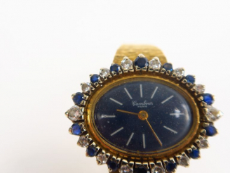 Vente aux enchères Montre de dame, boitier et bracelet en or jaune 18k.  Cadran entouré d