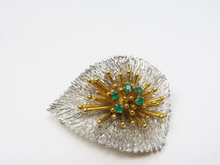 Broche en or deux tons, en forme de feuille rehaussée de cinq petites 