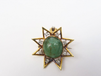 Vente aux enchères Broche en or en forme d'étoile ornée de huit diamants entourant une ém