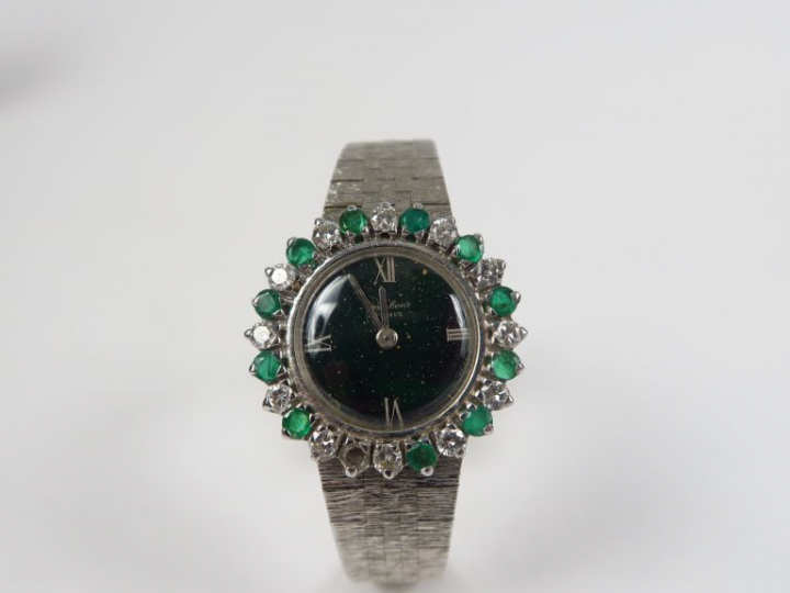 Montre de dame, boitier et bracelet en or blanc18k. Cadran entouré d'é