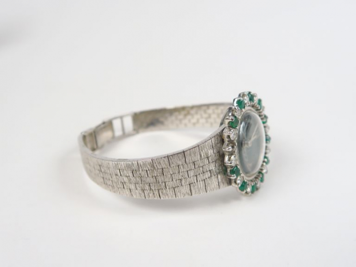 Montre de dame, boitier et bracelet en or blanc18k. Cadran entouré d'é