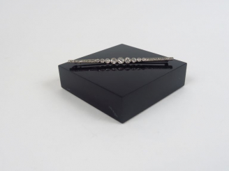 Vente aux enchères Broche barrette en or et platine, ornée d'un brillant central de 0,50 