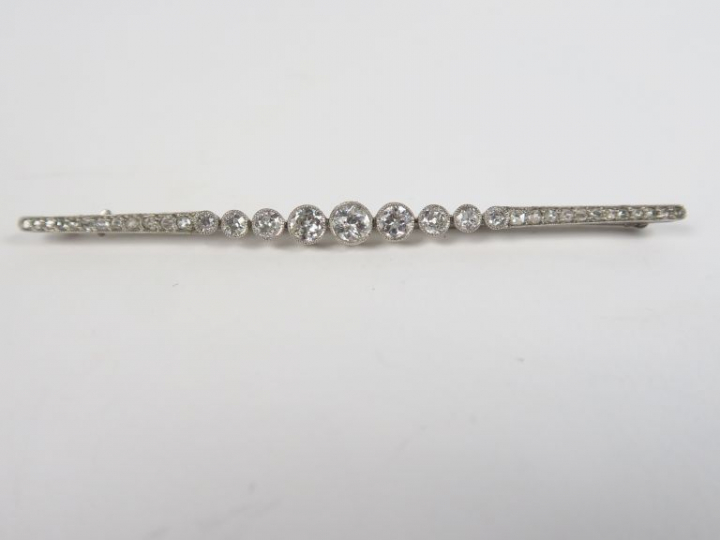 Broche barrette en or et platine, ornée d'un brillant central de 0,50 