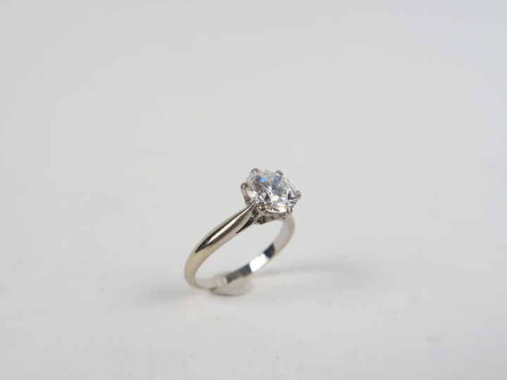 Bague solitaire en or blanc, ornée d'un diamant de 1,50 ct, DSI2  Cert