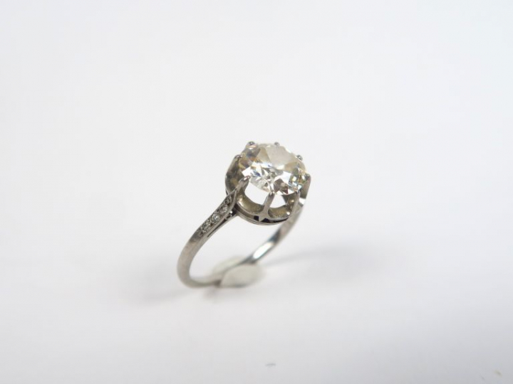 Bague solitaire en platine, ornée d'un diamant taille ancienne de 2,10