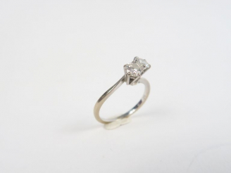 Vente aux enchères Bague ornée de deux brillants de 0,40 cts environ chacun. Poids. 2 g