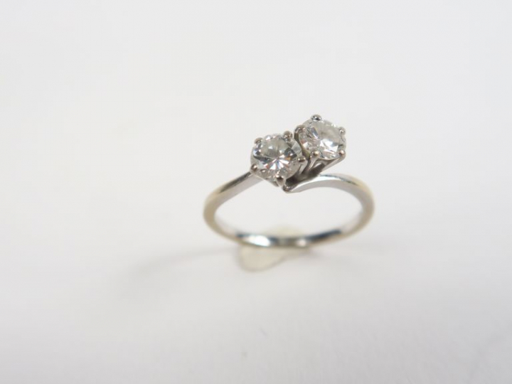 Bague ornée de deux brillants de 0,40 cts environ chacun. Poids. 2 g