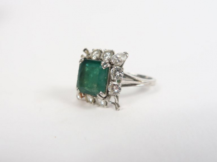 Bague en or blanc ornée d'une émeraude entourée de diamants.  TDD. 55 
