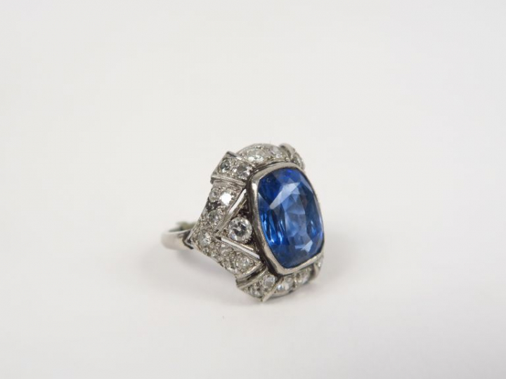 Bague Art déco en or blanc, ornée d'un saphir entouré de brillants.  P