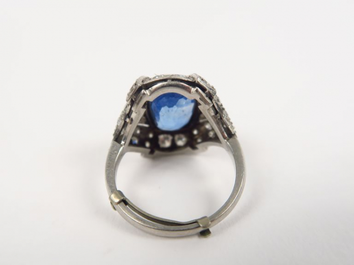 Bague Art déco en or blanc, ornée d'un saphir entouré de brillants.  P